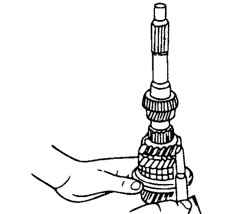 Измерение зазора между промежуточной шестерней третьей передачи и промежуточной шестерней четвертой передачи